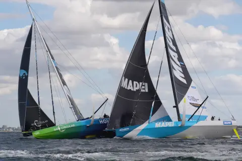 Zwei Segelboote kämpfen bei der Kiel Ocean Race um die Führung. Das grüne Boot "GO CIRCULAR" liegt knapp vorn.