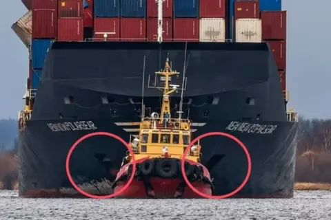 Ein Schlepper manövriert den Frachter "Newnew Polarbear" durch das Wasser. Rote Kreise heben die Bugstrahlruder hervor.