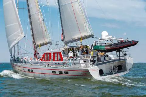 Segelboot "Vinson of Antarctica" auf dem offenen Meer. Die pelagic 77 gleitet durch die Wellen, die Crew ist an Deck beschäftigt.
