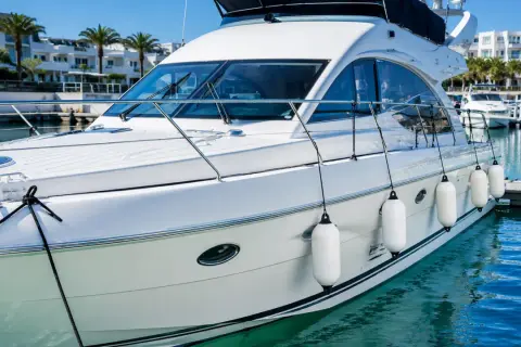 Luxusyacht im Hafen, bereit für die nächste Reise. Alles vom **ship chandler** perfekt organisiert.