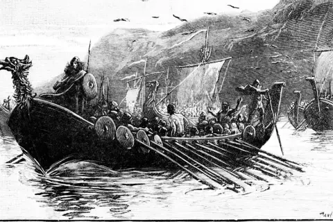Eine Flotte von Wikingerschiffen mit Drachenköpfen auf den Bugspitzen, besetzt mit Kriegern und Ruderern, segelt auf dem Meer.