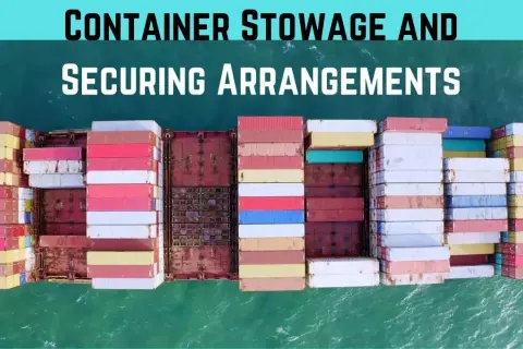 Container stowage und Sicherungsarrangements auf einem Frachtschiff. Die ordentliche Stapelung zeigt, wie wichtig die richtige **stowage** im Gegensatz zur bloßen **storage** ist.