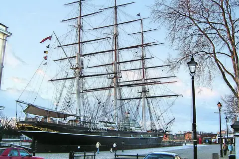 Ein majestätischer clipper ship liegt im Hafen, seine Masten ragen in den Himmel.