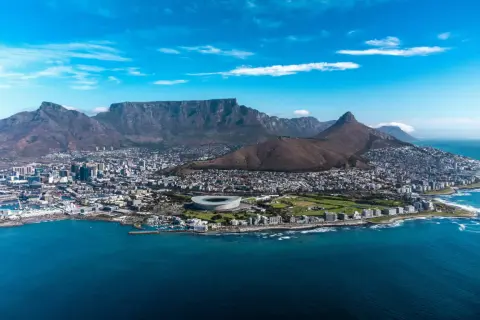 Luftaufnahme des Cape Town Port mit dem Tafelberg im Hintergrund.