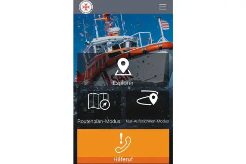 App-Bildschirm mit Seenotretter-Logo, Rettungsboot im Hintergrund und Optionen wie "Explorer", "Routenplan-Modus", "Nur-Aufzeichnen-Modus" und "Hilferuf" für einen Notruf.