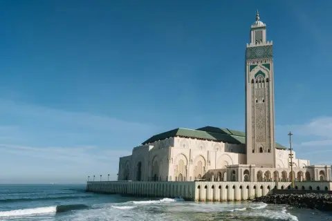 Hassan II Moschee am Meer, ein Wahrzeichen von Casablanca. Der Port ist im Hintergrund zu sehen.