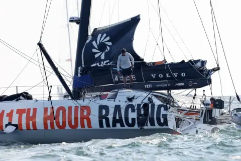 Segelboot "11th Hour Racing" nach einem ocean race crash. Ein Mann steht auf dem beschädigten Boot.