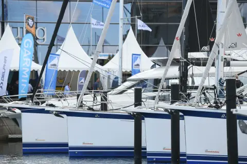 Segelboote liegen im Hafen, bereit für die ancora boat show. Fahnen von Garmin und Delphia wehen im Wind.