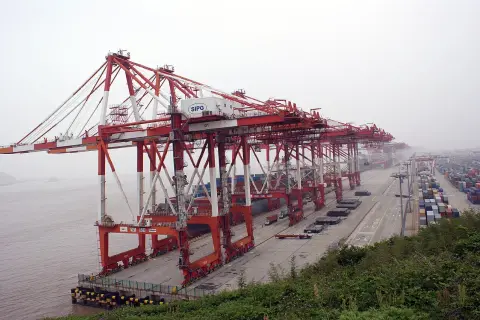 Riesige rote Portalkräne am Yangshan Port, bereit, Container zu bewegen.