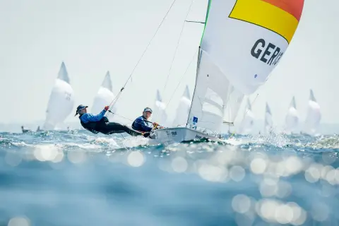 Zwei Segler kämpfen bei der WM Kiel um die Wende. Das deutsche Boot "GER" ist im Fokus.