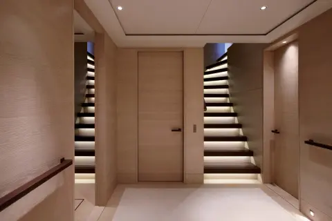Moderne Treppe mit beleuchteten Stufen und Holzakzenten, die an ein schickes schottisches Schiff erinnert.