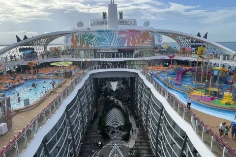 Das größte Schiff der Welt mit Pools, Wasserrutschen und einer grünen Oase im Inneren.