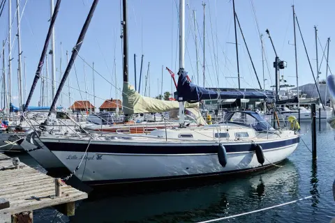 Segelboote im Hafen, eines heißt "Lille Lloyd". Die Boote liegen friedlich im Wasser, bereit für die nächste Ausfahrt.