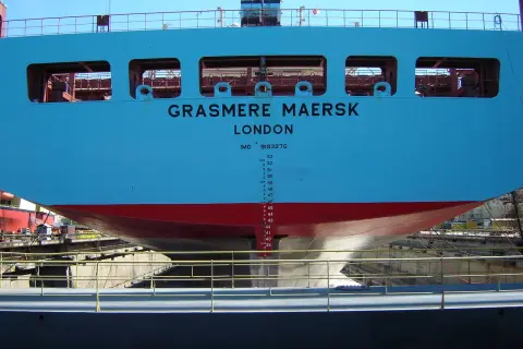 Heck des Containerschiffs "Grasmere Maersk" mit IMO-Code 9193276, das in einer Werft liegt.