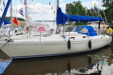 Weiße Segelboote liegen im Hafen, geschmückt mit bunten Flaggen. Eines trägt den Namen "Lady C" und die Kennung "DDL 07". Ein **omega 36**-Boot, bereit für die nächste Ausfahrt.