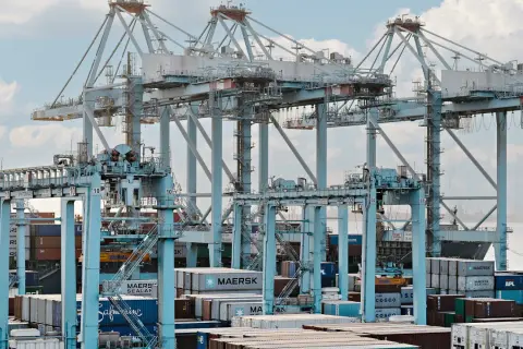 Große Kräne im Bahrain Port laden Container.