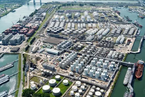 Luftaufnahme eines riesigen Hafens mit vielen Tanks und Containern. Der Shuwaikh Port ist ein wichtiger Umschlagplatz für Güter.
