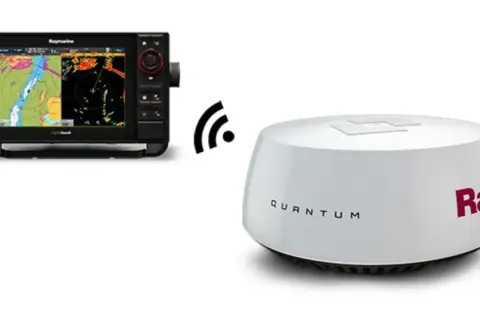 Raymarine HybridTouch-Display mit Seekarten und Radaransicht, verbunden mit einem weißen Quantum-Radar, das als sart transponder fungiert.