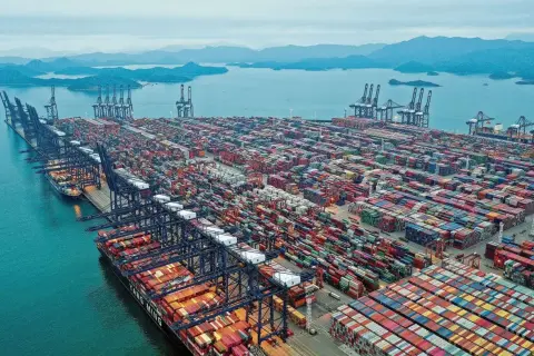 Ein riesiger Containerhafen mit vielen Kränen und Containern, der an die größten Häfen Europas erinnert.