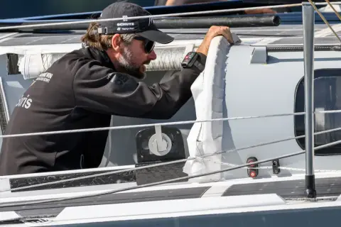 Boris Herrmann, fokussiert während eines Ocean Race. Er greift nach einem Seil auf dem Boot.