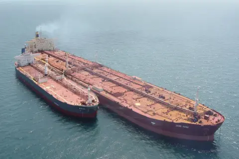 Zwei riesige Tanker, einer davon die "Jahre Viking", das größte Schiff, das je gebaut wurde, liegen nebeneinander im Meer.
