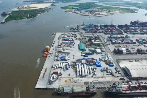 Luftaufnahme des Lagos Port mit vielen Containern, Schiffen und Kränen.
