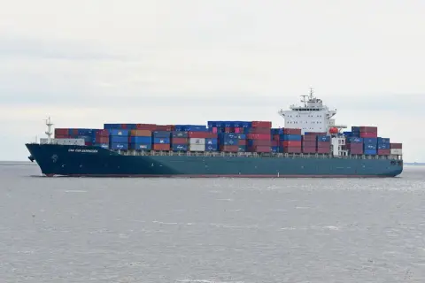 Die CMA CGM Barracuda, ein riesiges Containerschiff, transportiert bunte Fracht über das Meer.