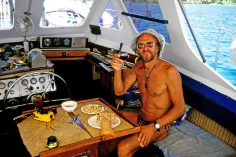 Gangerl Clemens genießt ein Glas Wein und Hummer an Bord seines Bootes.