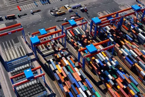 Containerkräne im Dammam Port bewegen Fracht.