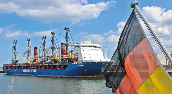 Großes Frachtschiff "UHL FAITH" im Hafen, bereit für die Port State Control. Deutsche Flagge im Vordergrund.
