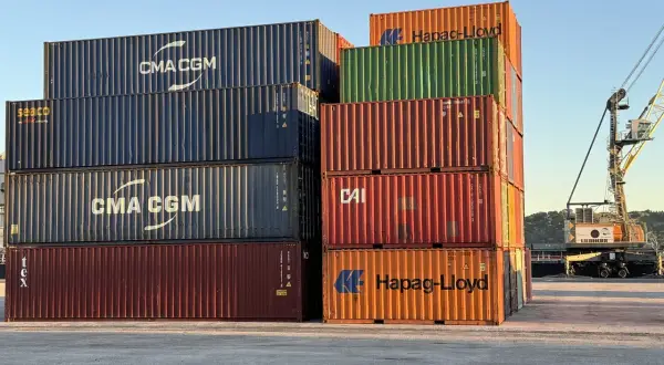 Gestapelte Container, bereit für den Versand. Die Kosten für den terminal handling charge sind hier sichtbar.