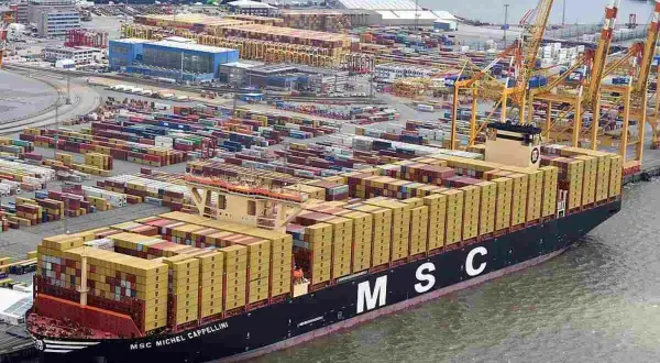 Der Containerriese MSC Michel Cappellini liegt im Hafen, beladen mit tausenden von Frachtcontainern.