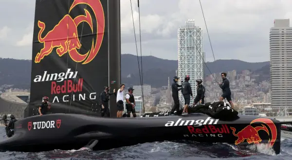 Das Alinghi Red Bull Racing Team auf dem Boot vor Barcelona. Die Segel tragen das markante Red Bull Logo.