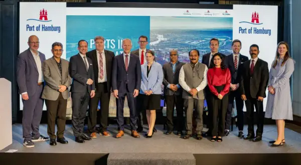 Delegation vor dem "Port of Hamburg"-Logo, das die Bedeutung von **Ports in India** für die globale Schifffahrt unterstreicht.