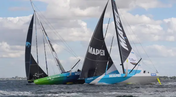 Zwei Segelboote kämpfen bei der Kiel Ocean Race um die Führung. Das grüne Boot "GO CIRCULAR" liegt knapp vorn.