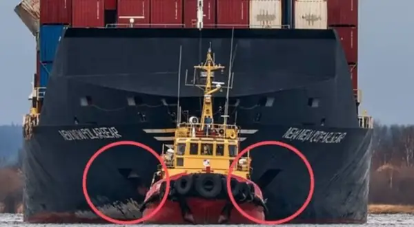 Ein Schlepper manövriert den Frachter "Newnew Polarbear" durch das Wasser. Rote Kreise heben die Bugstrahlruder hervor.
