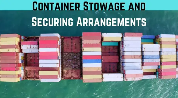 Container stowage und Sicherungsarrangements auf einem Frachtschiff. Die ordentliche Stapelung zeigt, wie wichtig die richtige **stowage** im Gegensatz zur bloßen **storage** ist.