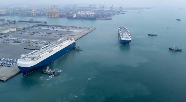 Große Autotransporter im Hafen, bereit für den Roll-on/Roll-off-Verkehr. Schlepper assistieren beim Manövrieren.