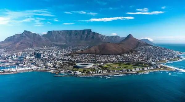 Luftaufnahme des Cape Town Port mit dem Tafelberg im Hintergrund.