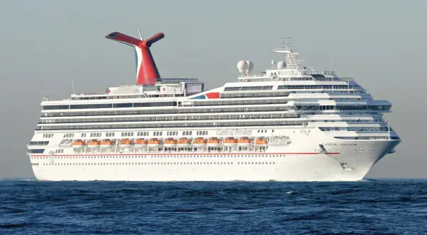 Das Kreuzfahrtschiff Carnival Freedom gleitet über das Meer. Die roten Rettungsboote sind bereit für den Carnival-Spaß.