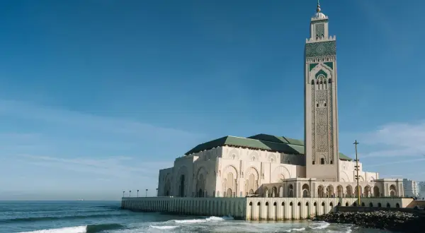 Hassan II Moschee am Meer, ein Wahrzeichen von Casablanca. Der Port ist im Hintergrund zu sehen.