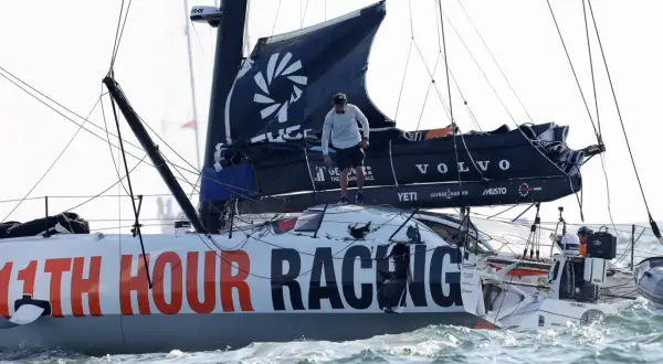 Segelboot "11th Hour Racing" nach einem ocean race crash. Ein Mann steht auf dem beschädigten Boot.