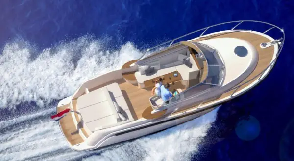 Luxuriöse Yacht gleitet über das hiswa te water, zwei Personen genießen die Fahrt.