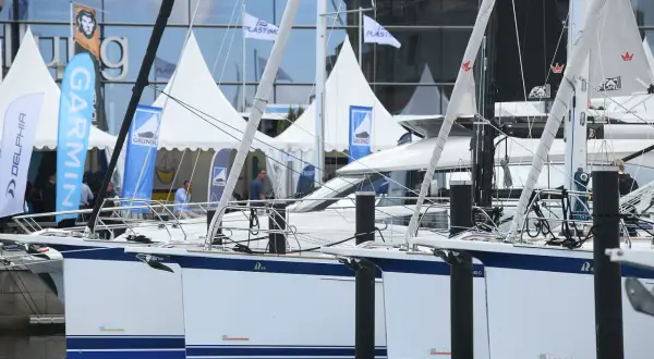 Segelboote liegen im Hafen, bereit für die ancora boat show. Fahnen von Garmin und Delphia wehen im Wind.