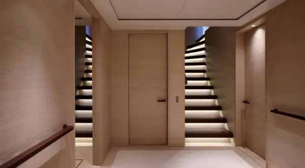 Moderne Treppe mit beleuchteten Stufen und Holzakzenten, die an ein schickes schottisches Schiff erinnert.