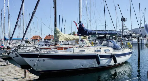 Segelboote im Hafen, eines heißt "Lille Lloyd". Die Boote liegen friedlich im Wasser, bereit für die nächste Ausfahrt.