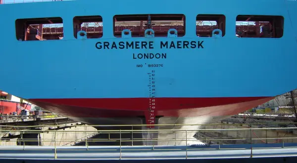 Heck des Containerschiffs "Grasmere Maersk" mit IMO-Code 9193276, das in einer Werft liegt.