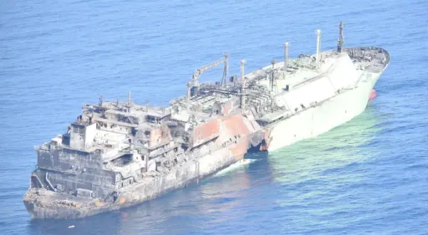 Beschädigtes Schiff im Meer, das an einen **arctic metagaz**-Tanker erinnert.