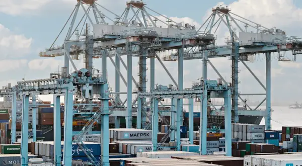 Große Kräne im Bahrain Port laden Container.