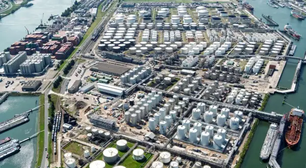 Luftaufnahme eines riesigen Hafens mit vielen Tanks und Containern. Der Shuwaikh Port ist ein wichtiger Umschlagplatz für Güter.